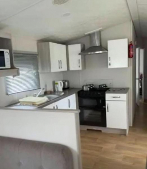 Modern 8 Berth Caravan At Seawick Holiday Park In Essex Ref 27117Sw